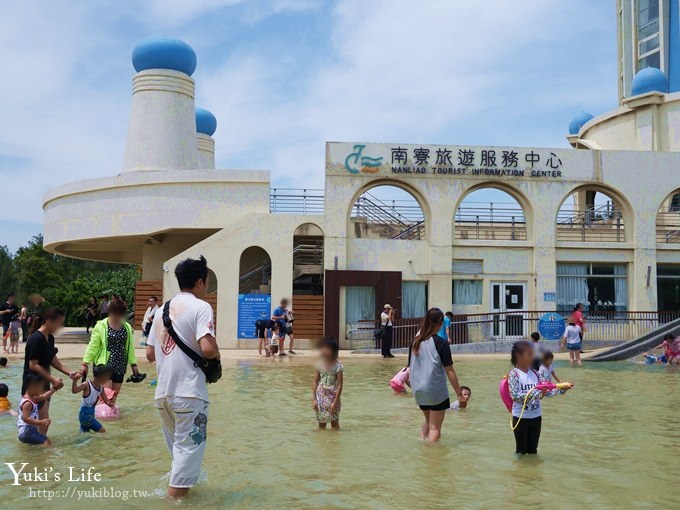 新竹景點【南寮漁港】新旅遊中心免費玩2層樓溜滑梯、沙坑、魚鱗天梯vs貨櫃市集賞夕陽約會拍照好去處 - yuki.tw