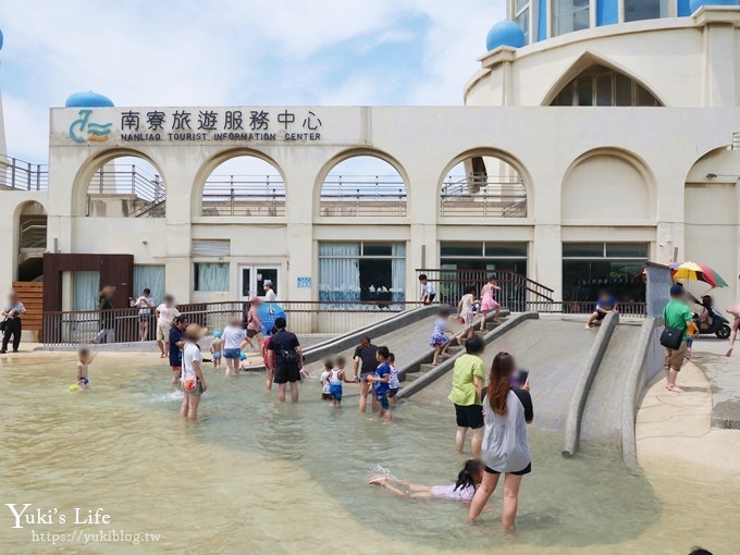 新竹景點【南寮漁港】新旅遊中心免費玩2層樓溜滑梯、沙坑、魚鱗天梯vs貨櫃市集賞夕陽約會拍照好去處 - yuki.tw