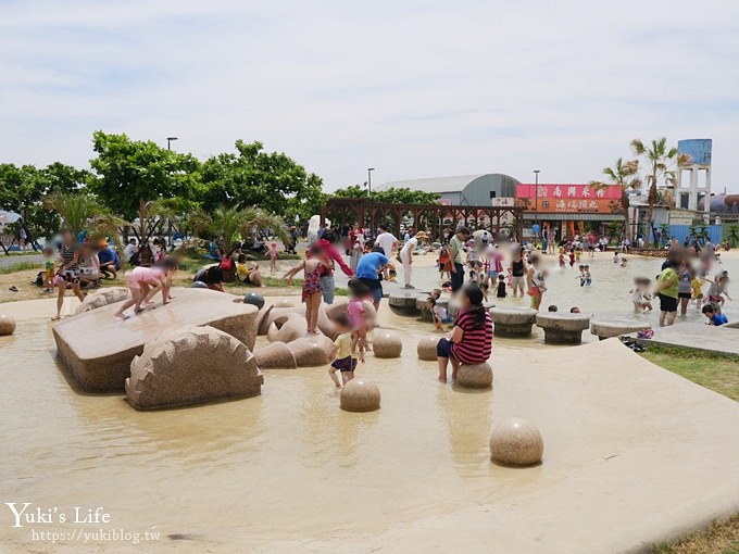 新竹景點【南寮漁港】新旅遊中心免費玩2層樓溜滑梯、沙坑、魚鱗天梯vs貨櫃市集賞夕陽約會拍照好去處 - yuki.tw