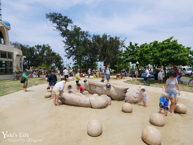 新竹景點【南寮漁港】新旅遊中心免費玩2層樓溜滑梯、沙坑、魚鱗天梯vs貨櫃市集賞夕陽約會拍照好去處 - yuki.tw