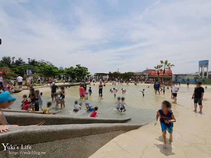 新竹景點【南寮漁港】新旅遊中心免費玩2層樓溜滑梯、沙坑、魚鱗天梯vs貨櫃市集賞夕陽約會拍照好去處 - yuki.tw