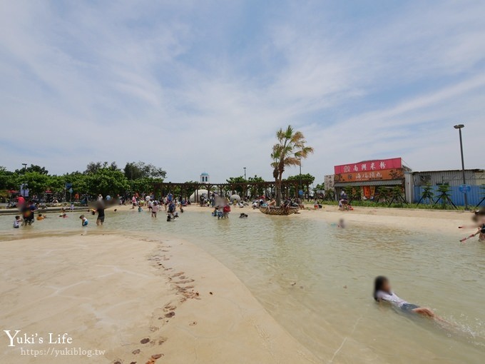 新竹景點【南寮漁港】新旅遊中心免費玩2層樓溜滑梯、沙坑、魚鱗天梯vs貨櫃市集賞夕陽約會拍照好去處 - yuki.tw