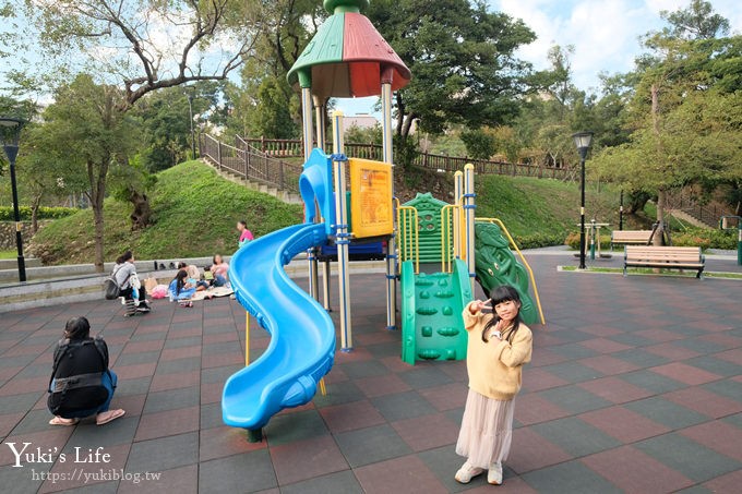 新北特色公園【鶯歌永吉公園】親子假日好去處！3D立體彩繪空橋、可愛公仔、野餐、溜滑梯、炮仗花 - yuki.tw