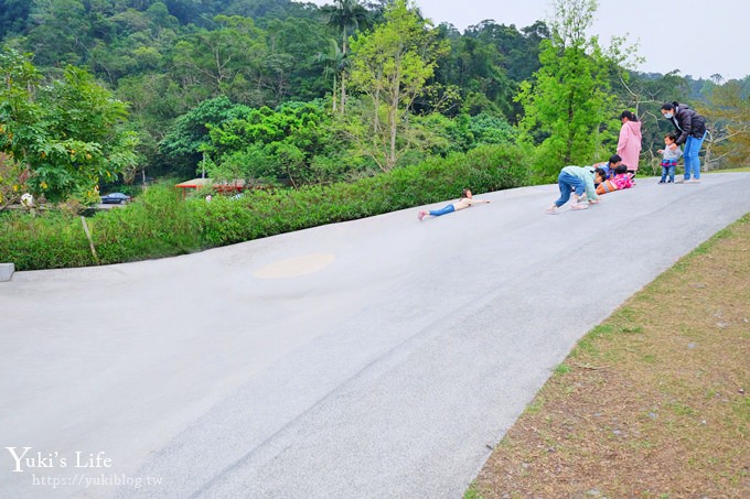 宜蘭礁溪景點》龍潭湖悠活園區，白色貨櫃屋免門票、大碗公溜滑梯野餐餵魚~ - yuki.tw