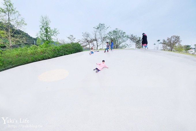 宜蘭礁溪景點》龍潭湖悠活園區，白色貨櫃屋免門票、大碗公溜滑梯野餐餵魚~ - yuki.tw