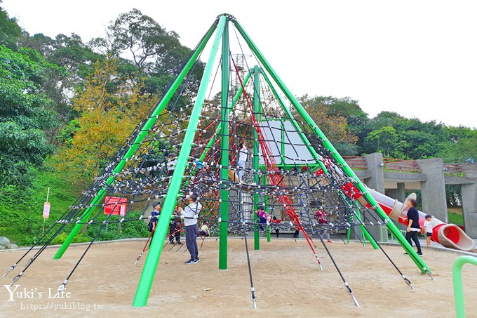 新北親子景點【魔豆山丘遊戲場】28公尺滾輪溜滑梯、戲水區～公園野餐好去處 - yuki.tw