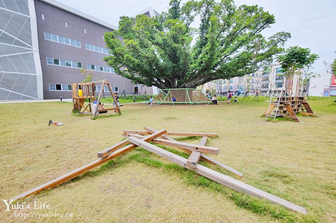 台南免費新景點【台江文化中心】繽紛巨型椅x戶外親子遊戲場~還有圖書館和咖啡 - yuki.tw