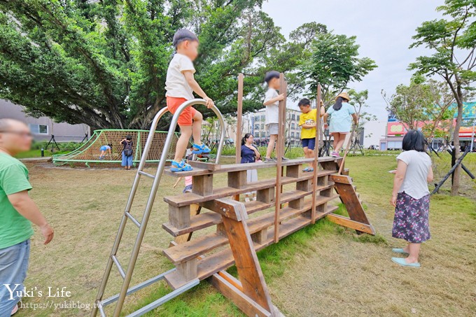 台南免費新景點【台江文化中心】繽紛巨型椅x戶外親子遊戲場~還有圖書館和咖啡 - yuki.tw