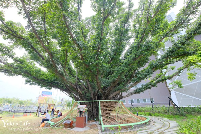 台南免費新景點【台江文化中心】繽紛巨型椅x戶外親子遊戲場~還有圖書館和咖啡 - yuki.tw