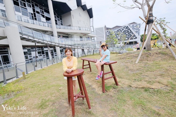 台南免費新景點【台江文化中心】繽紛巨型椅x戶外親子遊戲場~還有圖書館和咖啡 - yuki.tw