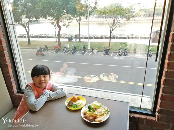 高雄愛河親子住宿推薦【鈞怡大飯店】兒童遊戲區×河畔景觀×網美餐廳也超厲害！ - yuki.tw