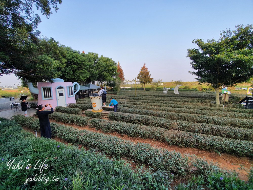 南投名間景點【茶二指故事館】茶園裡的巨型珍珠奶茶！兒童戲水池×沙坑～放假悠閒聽歌喝茶趣！ - yuki.tw