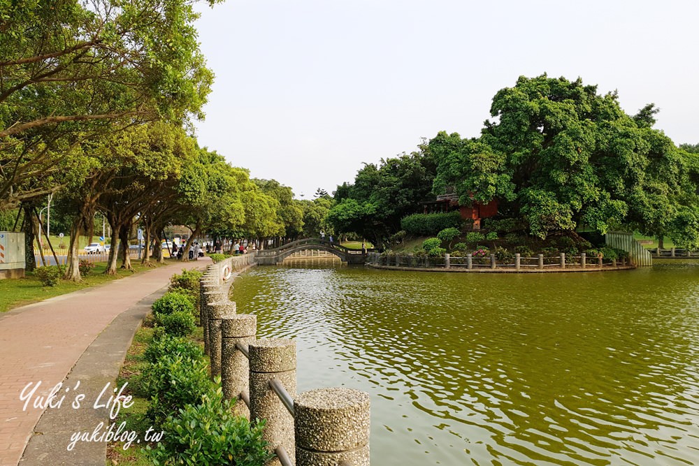 體育大學志清湖》湖中土地公廟！大草皮超愜意，好停車還能免費逛文物館 - yuki.tw