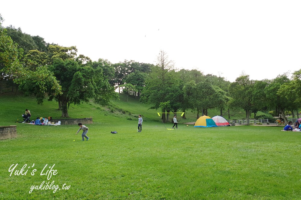 體育大學志清湖》湖中土地公廟！大草皮超愜意，好停車還能免費逛文物館 - yuki.tw