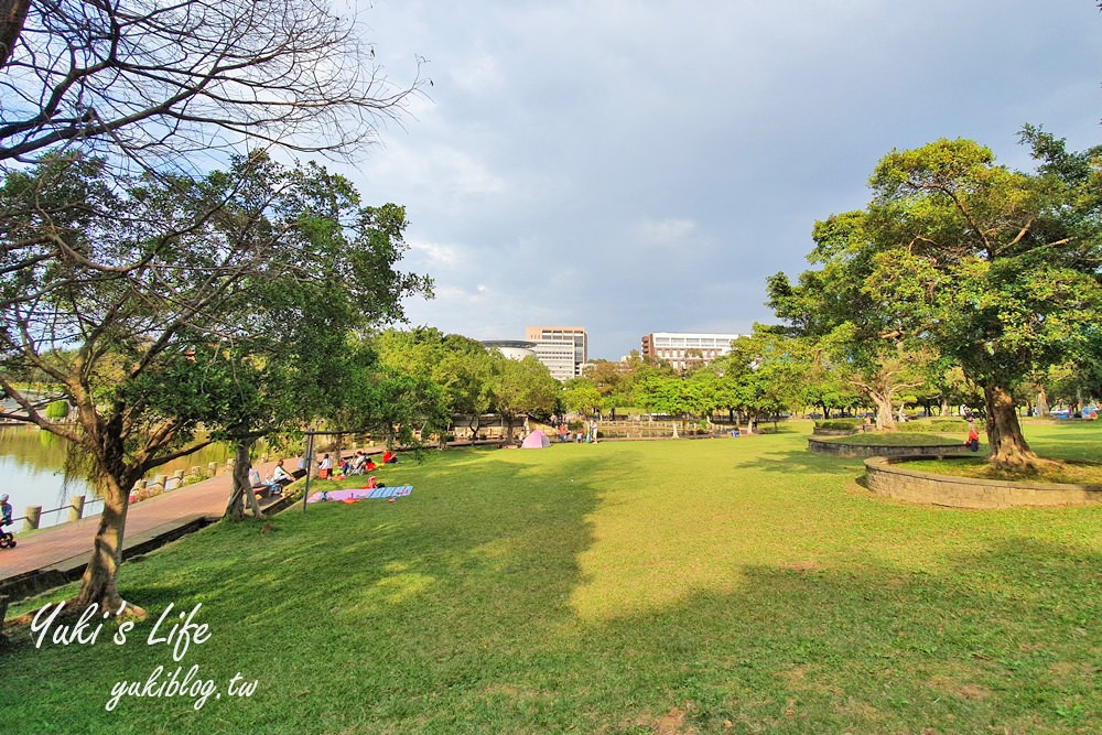 體育大學志清湖》湖中土地公廟！大草皮超愜意，好停車還能免費逛文物館 - yuki.tw