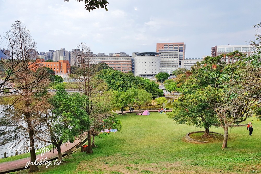 體育大學志清湖》湖中土地公廟！大草皮超愜意，好停車還能免費逛文物館 - yuki.tw