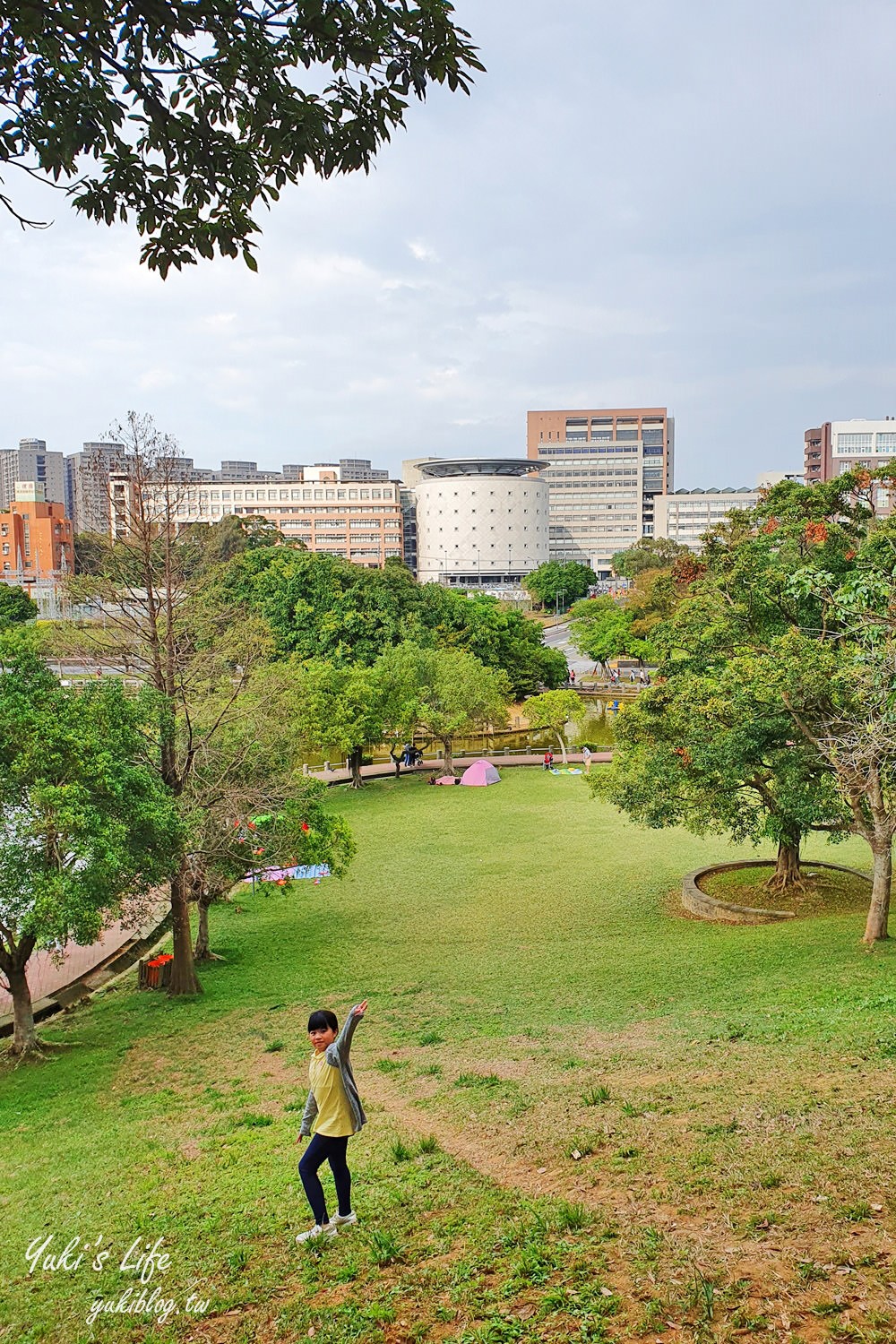 體育大學志清湖》湖中土地公廟！大草皮超愜意，好停車還能免費逛文物館 - yuki.tw