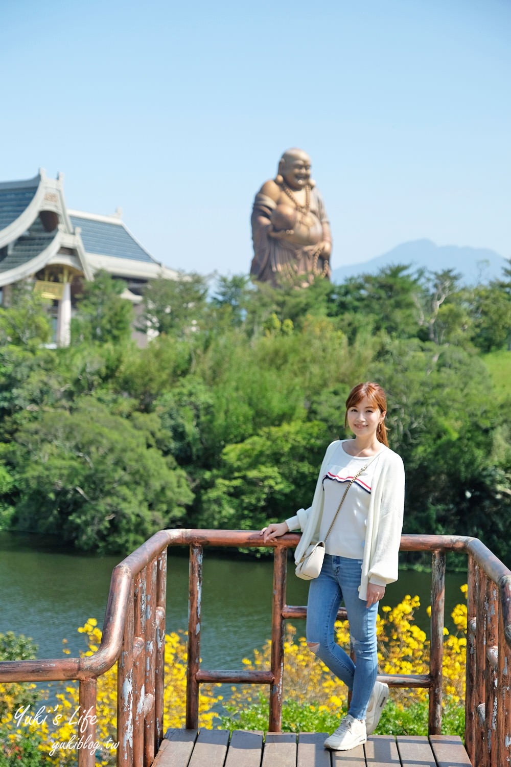 湖畔遠眺彌勒佛×黃花風鈴木拍照點在這裡！湖畔季節限定美景～ - yuki.tw