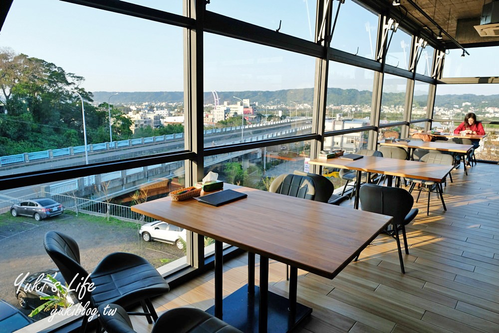 新竹美食景點【卡菲努努】竹東景觀餐廳×親子聚餐賞夜景提案！小動物×戶外庭園餵魚～ - yuki.tw