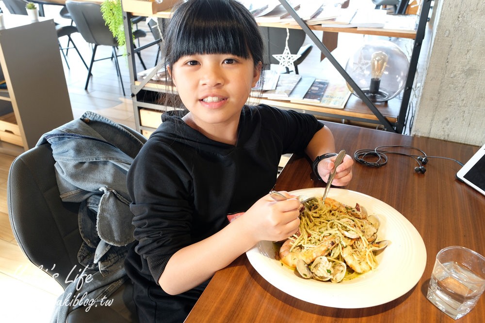 新竹美食景點【卡菲努努】竹東景觀餐廳×親子聚餐賞夜景提案！小動物×戶外庭園餵魚～ - yuki.tw