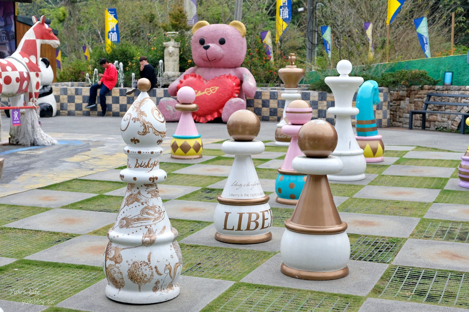 20250910184434_0_6a6eea 南投埔里免費景點：大黑松小倆口元首館，巨型3D西洋棋歐式城堡，伴手禮休憩點！