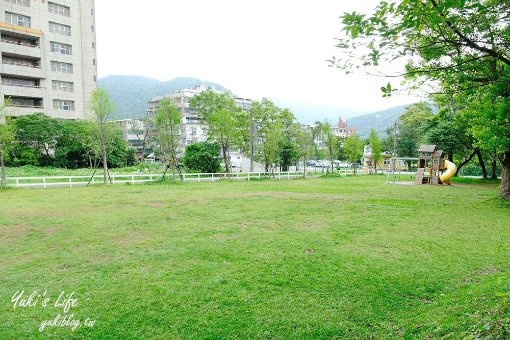 台北士林美食【凱莉餐廳】陽明山大草皮美式餐廳×吃炸雞、親子戶外溜滑梯 - yuki.tw