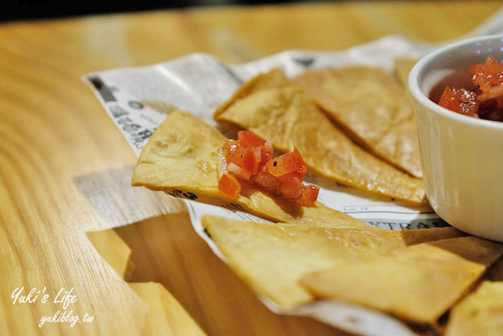 台北士林美食【凱莉餐廳】陽明山大草皮美式餐廳×吃炸雞、親子戶外溜滑梯 - yuki.tw