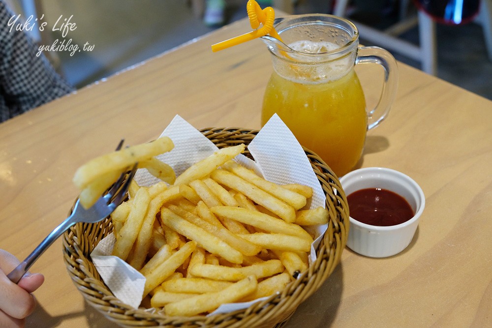 新北【TO House兔子親子庭園餐廳】餵兔子超療癒×十三行博物館附近美食 - yuki.tw