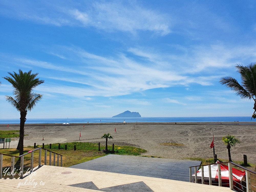 宜蘭親子景點【九號咖啡外澳館】龜山島海景下午茶.透明水晶鞦韆.玩沙賞夕陽.好停車！ - yuki.tw