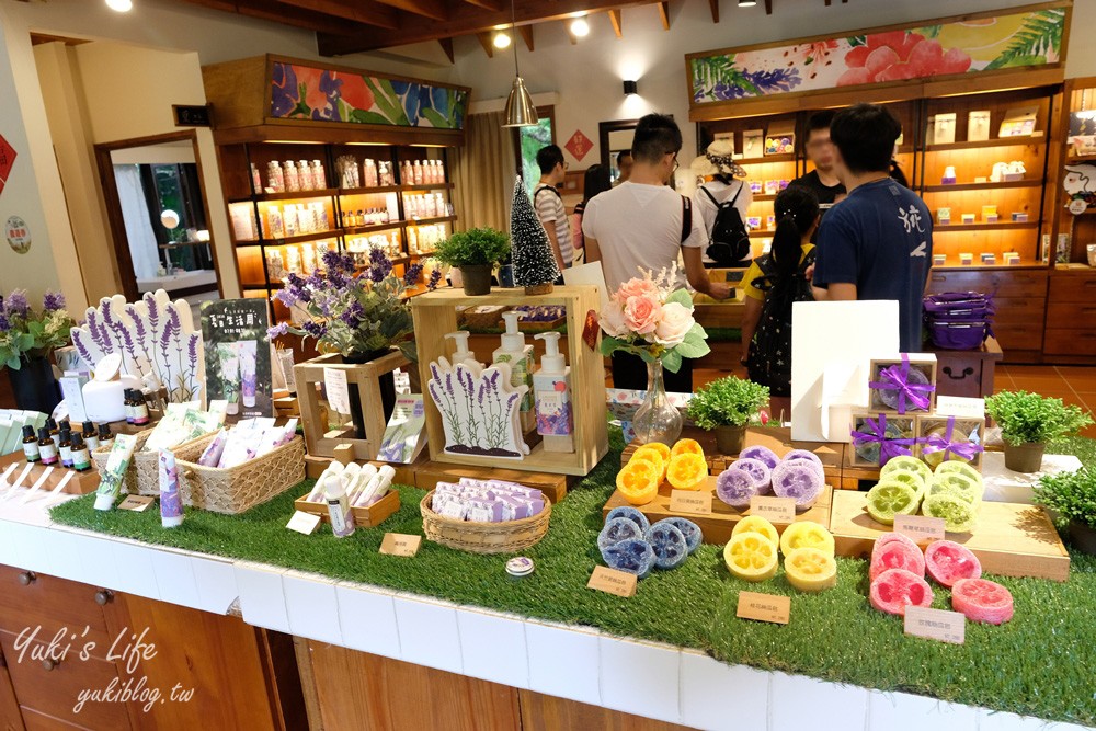 台中新社景點【薰衣草森林】森林旋轉木馬秘境~紫色浪漫花園~約會景觀餐廳 - yuki.tw