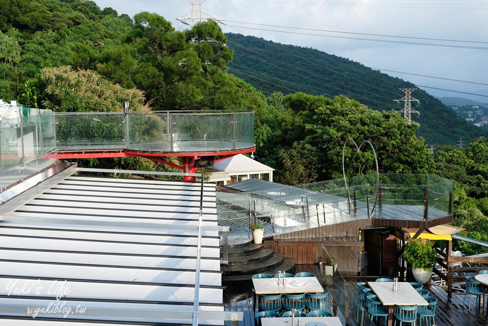 台北景點推薦|草山夜未眠|全新改版陽明山夜景餐廳,旋轉木馬,約會推薦 - yuki.tw