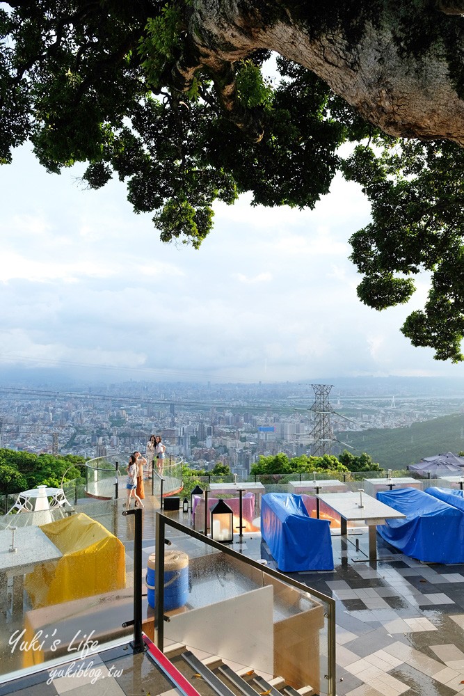 台北景點推薦|草山夜未眠|全新改版陽明山夜景餐廳,旋轉木馬,約會推薦 - yuki.tw