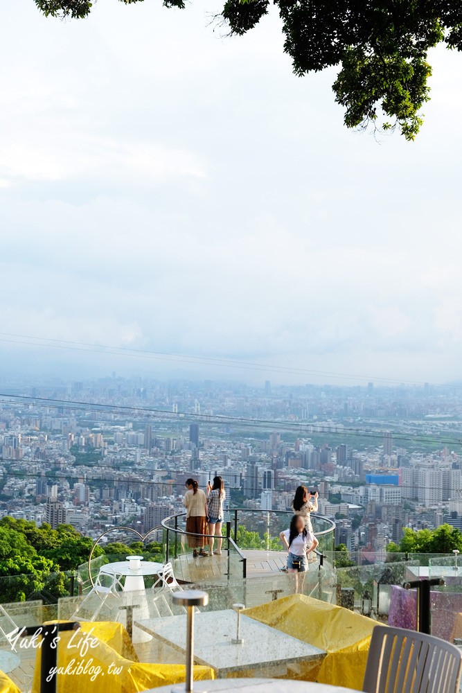 台北景點推薦|草山夜未眠|全新改版陽明山夜景餐廳,旋轉木馬,約會推薦 - yuki.tw