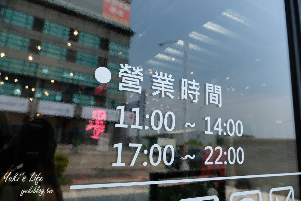 台中美食【鴻龍宴活蝦料理】大船直接開進餐廳裡、漁港用餐氛圍、文青美拍聚餐好去處! - yuki.tw