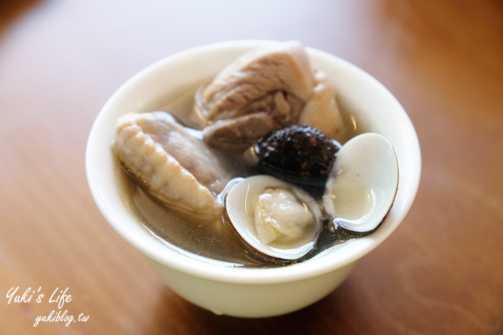 台中美食【鴻龍宴活蝦料理】大船直接開進餐廳裡、漁港用餐氛圍、文青美拍聚餐好去處! - yuki.tw