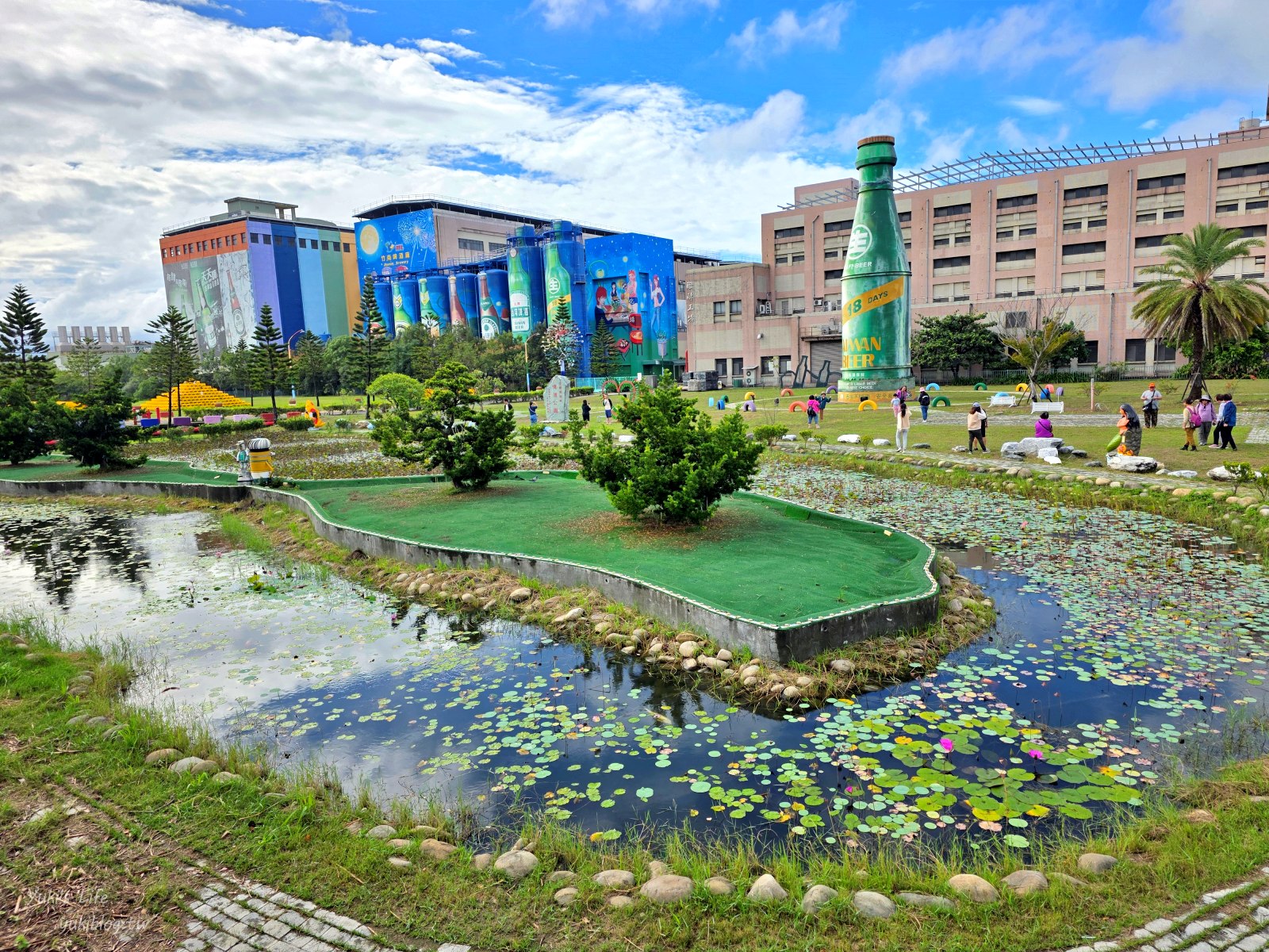 20251030145459_0_86a20f 苗栗免費景點【竹南啤酒廠】巨型啤酒也太壯觀!來觀光工廠看老煙囪與發酵桶的大改造!