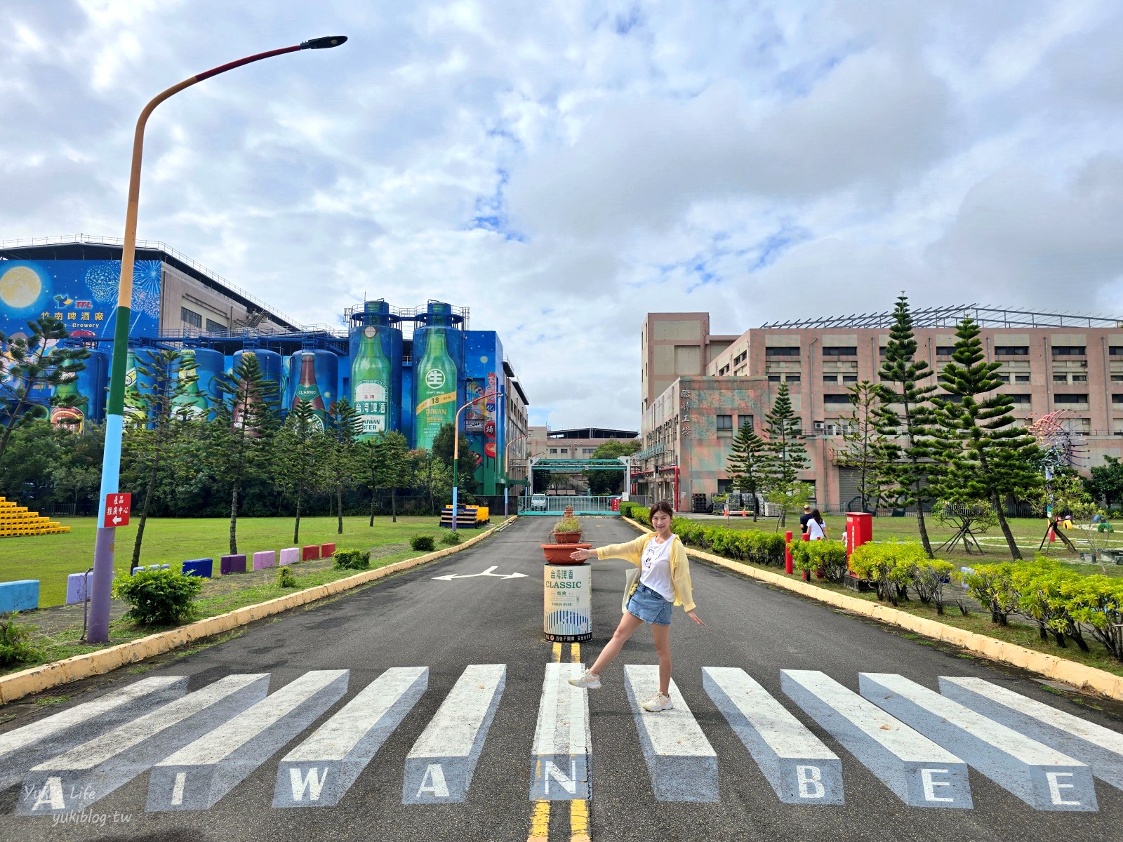 20251030150603_0_86a959 苗栗免費景點【竹南啤酒廠】巨型啤酒也太壯觀!來觀光工廠看老煙囪與發酵桶的大改造!