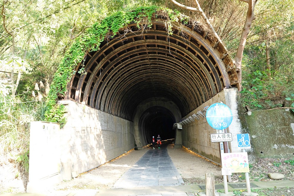 苗栗免費親子景點》功維敘步道~七彩迷幻百年隧道.還有超大車票等你拍(停車場資訊、導覽圖) - yuki.tw