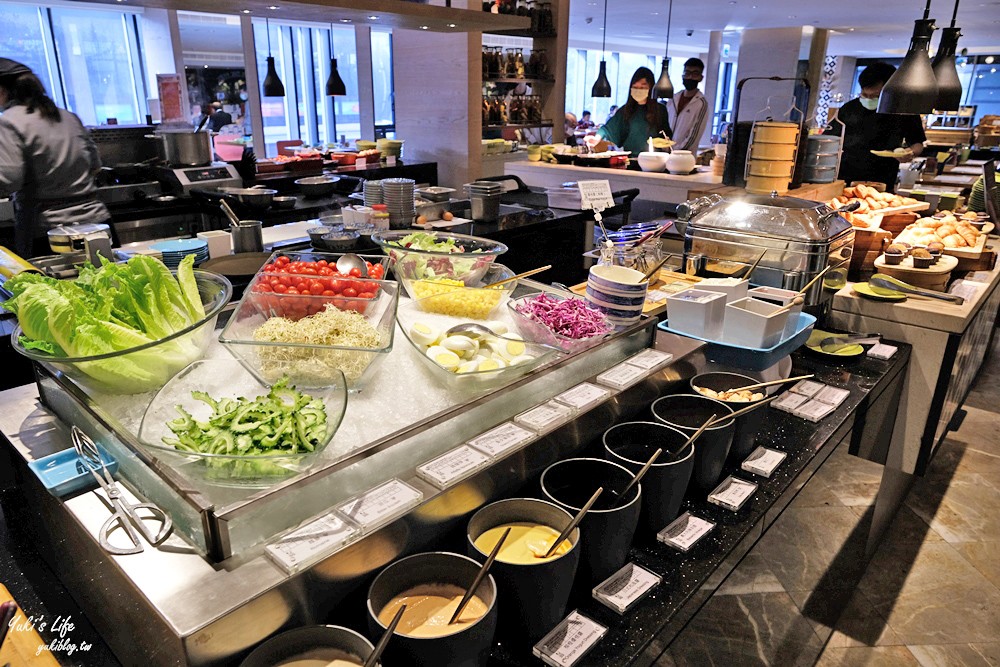 高雄住宿推薦》高雄中央公園英迪格酒店~豐富早餐太浮誇、頂樓景觀酒吧超有氣氛! - yuki.tw