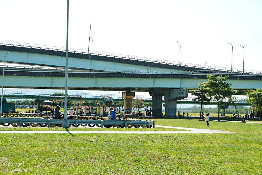 免費親子景點》浮洲藝術河濱公園vs羊咩咩的家～野餐大草皮，停車方便，騎腳踏車一日遊 - yuki.tw