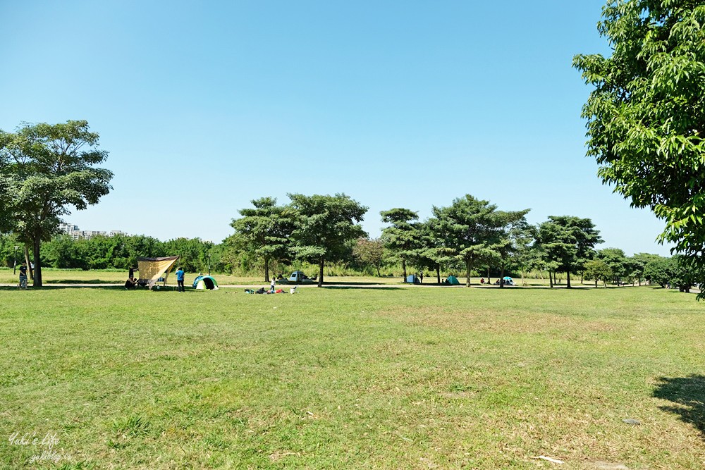 免費親子景點》浮洲藝術河濱公園vs羊咩咩的家～野餐大草皮，停車方便，騎腳踏車一日遊 - yuki.tw