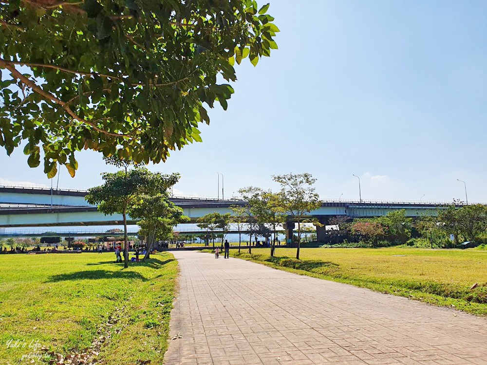 免費親子景點》浮洲藝術河濱公園vs羊咩咩的家～野餐大草皮，停車方便，騎腳踏車一日遊 - yuki.tw