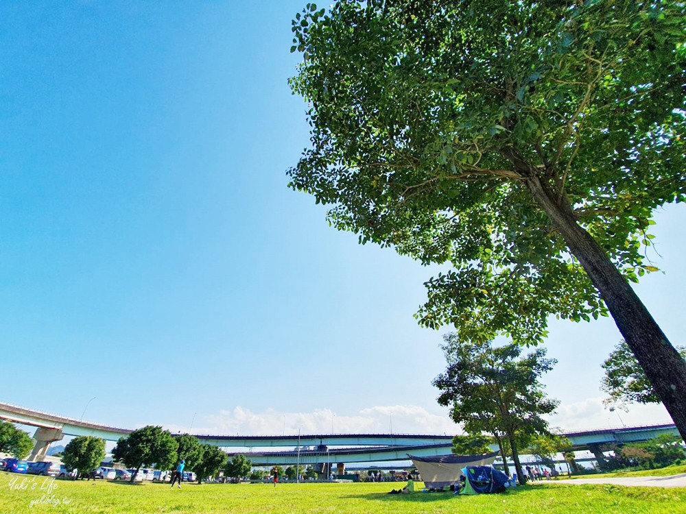 免費親子景點》浮洲藝術河濱公園vs羊咩咩的家～野餐大草皮，停車方便，騎腳踏車一日遊 - yuki.tw