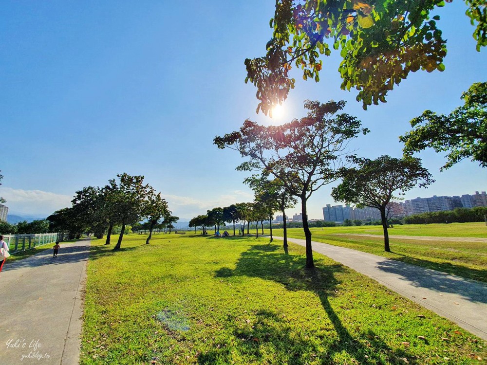 免費親子景點》浮洲藝術河濱公園vs羊咩咩的家～野餐大草皮，停車方便，騎腳踏車一日遊 - yuki.tw