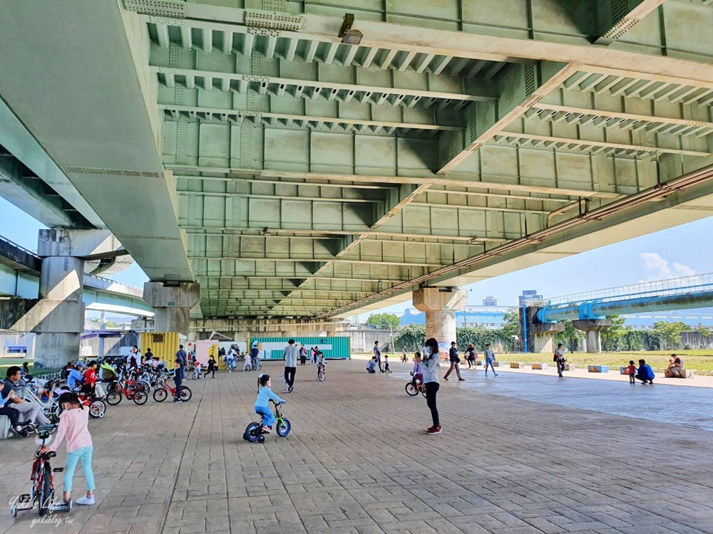 免費親子景點》浮洲藝術河濱公園vs羊咩咩的家～野餐大草皮，停車方便，騎腳踏車一日遊 - yuki.tw