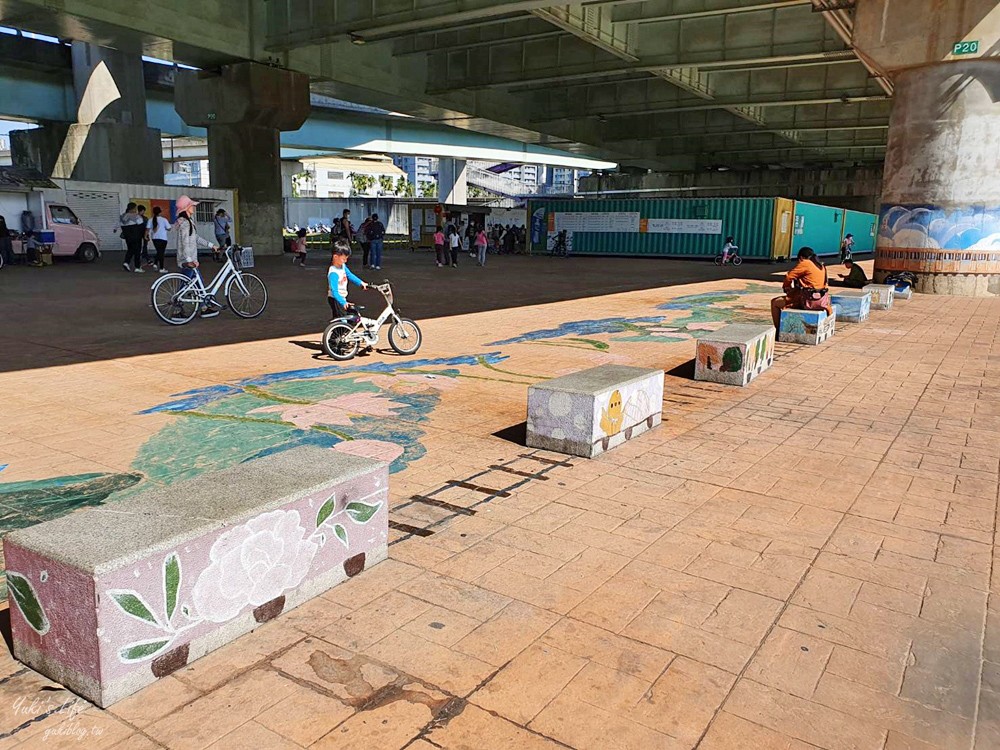 免費親子景點》浮洲藝術河濱公園vs羊咩咩的家～野餐大草皮，停車方便，騎腳踏車一日遊 - yuki.tw