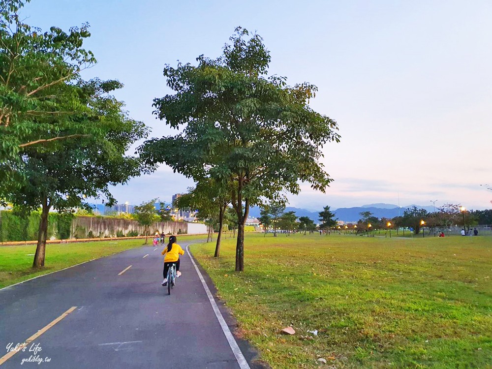 免費親子景點》浮洲藝術河濱公園vs羊咩咩的家～野餐大草皮，停車方便，騎腳踏車一日遊 - yuki.tw