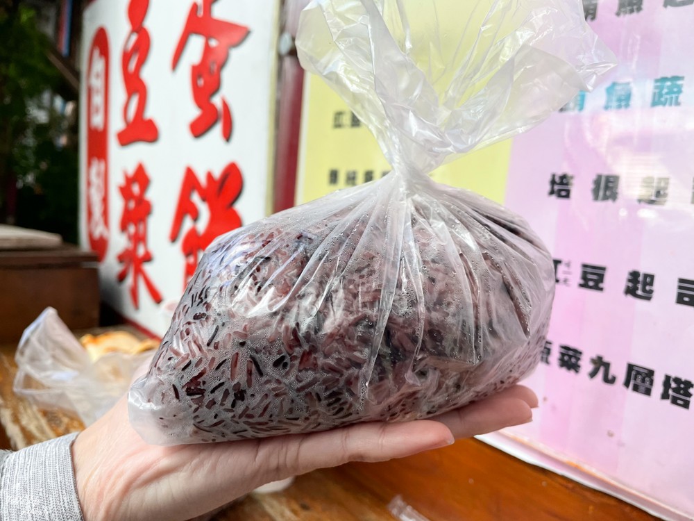 台北美食《城翔早午餐》特色豇豆脆皮蛋餅、大份量紫米飯糰~常常不到早上10點就賣光光(永春捷運站) - yuki.tw