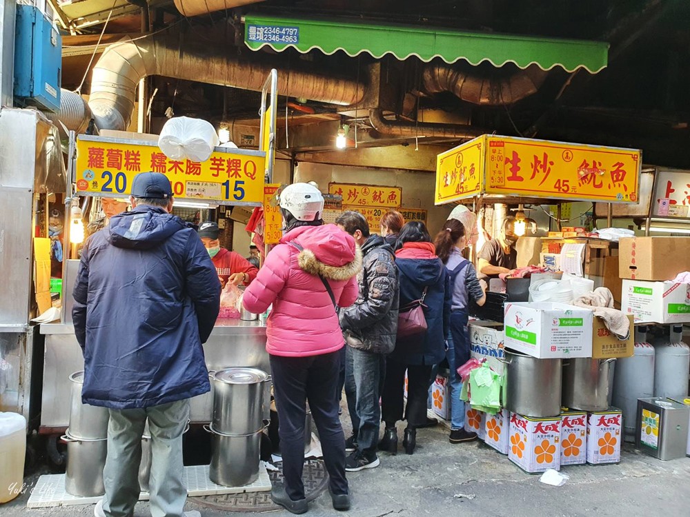 板橋美食》高記生炒魷魚.蘿蔔糕糯米腸~黃石市場銅板美食，一整套100元有找！(捷運府中站) - yuki.tw