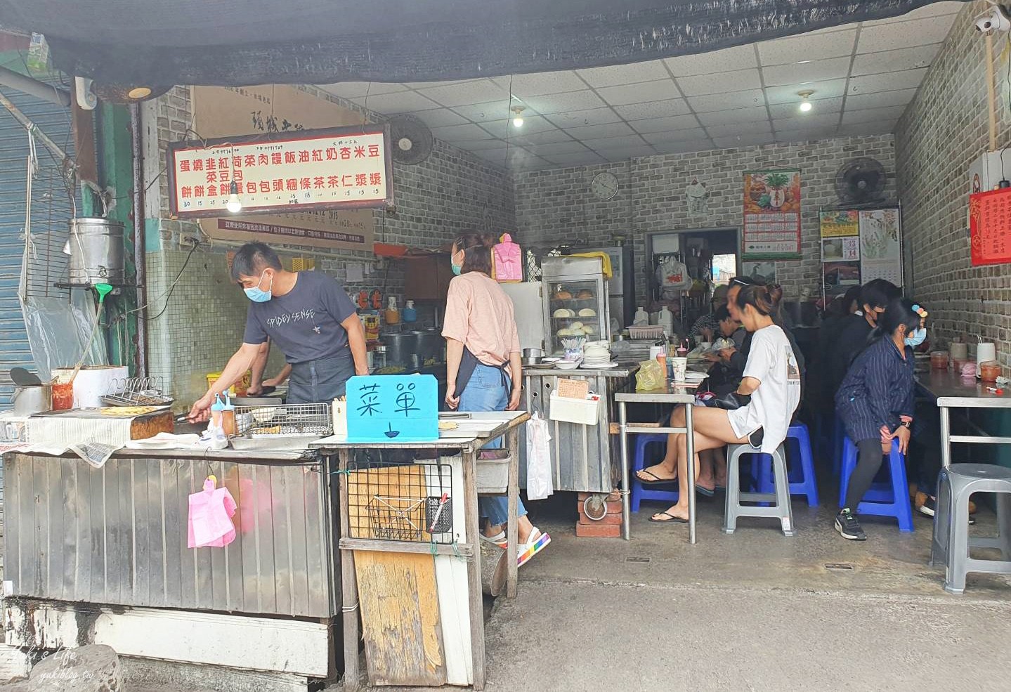 宜蘭頭城美食》頭城老街早餐店~手擀蔥油餅、韭菜盒便宜古早味，頭城老街美食必吃！ - yuki.tw